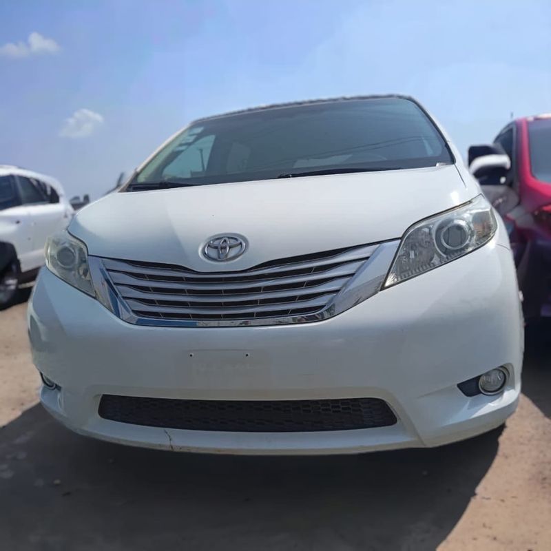 Thumbnail 2 of 2012 Toyota Sienna XLE